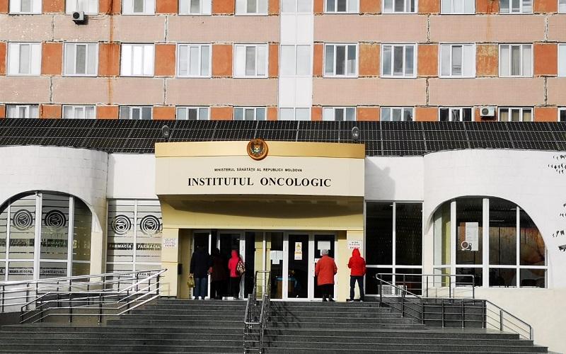 Răspunsuri pe jumătate de la Institutul Oncologic: Cine se face vinovat de faptul că moldovenii cu cancer sunt diagnosticați târziu?