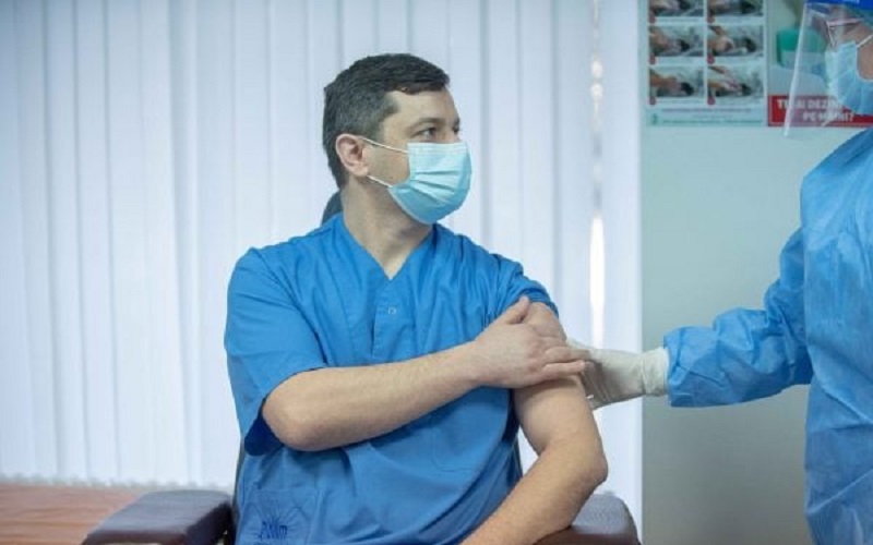 Sindicatul „Sănătatea” solicită Ministerului Sănătății să înceapă vaccinarea cadrelor medicale cu doza a treia