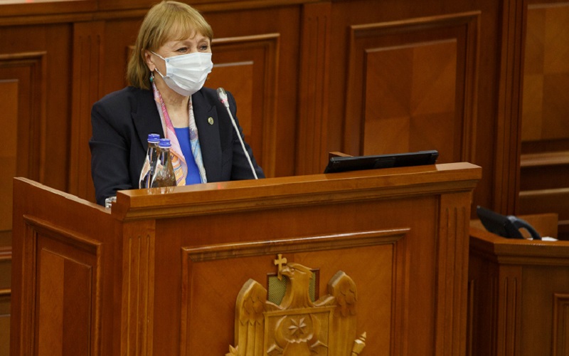 Ala Nemerenco în Parlament: „Vom tăia adânc, să curgă sânge”. Deputații au țipat și s-au huiduit la examinarea moțiunii împotriva Ministerului Sănătății