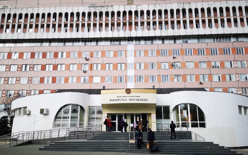 Virgiliu Urechi, șeful secției radiologie din cadrul Institutului Oncologic, învinuit pe 5 capete de acuzare de corupție, trimis în judecată