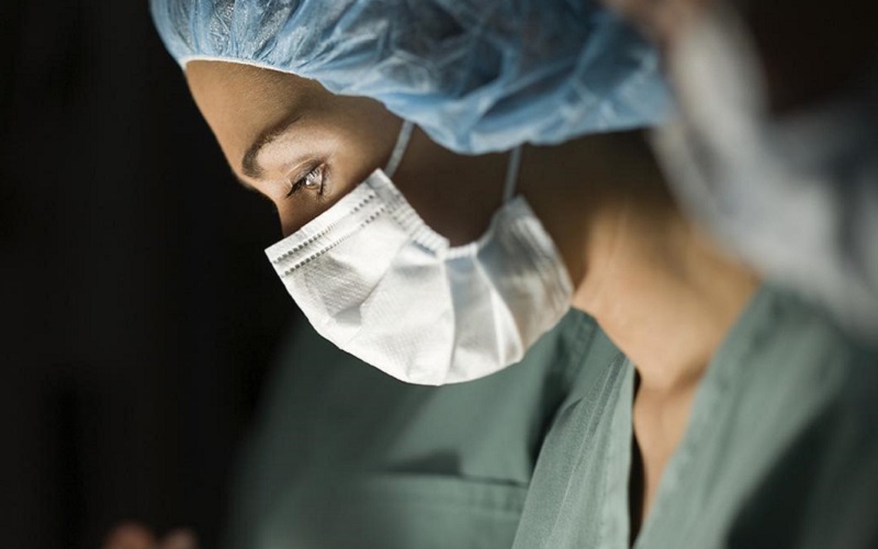 Studiu cu rezultate șocante în Marea Britanie: 63% dintre femeile chirurg au fost ținta hărțuirii și abuzului sexual din partea colegilor seniori