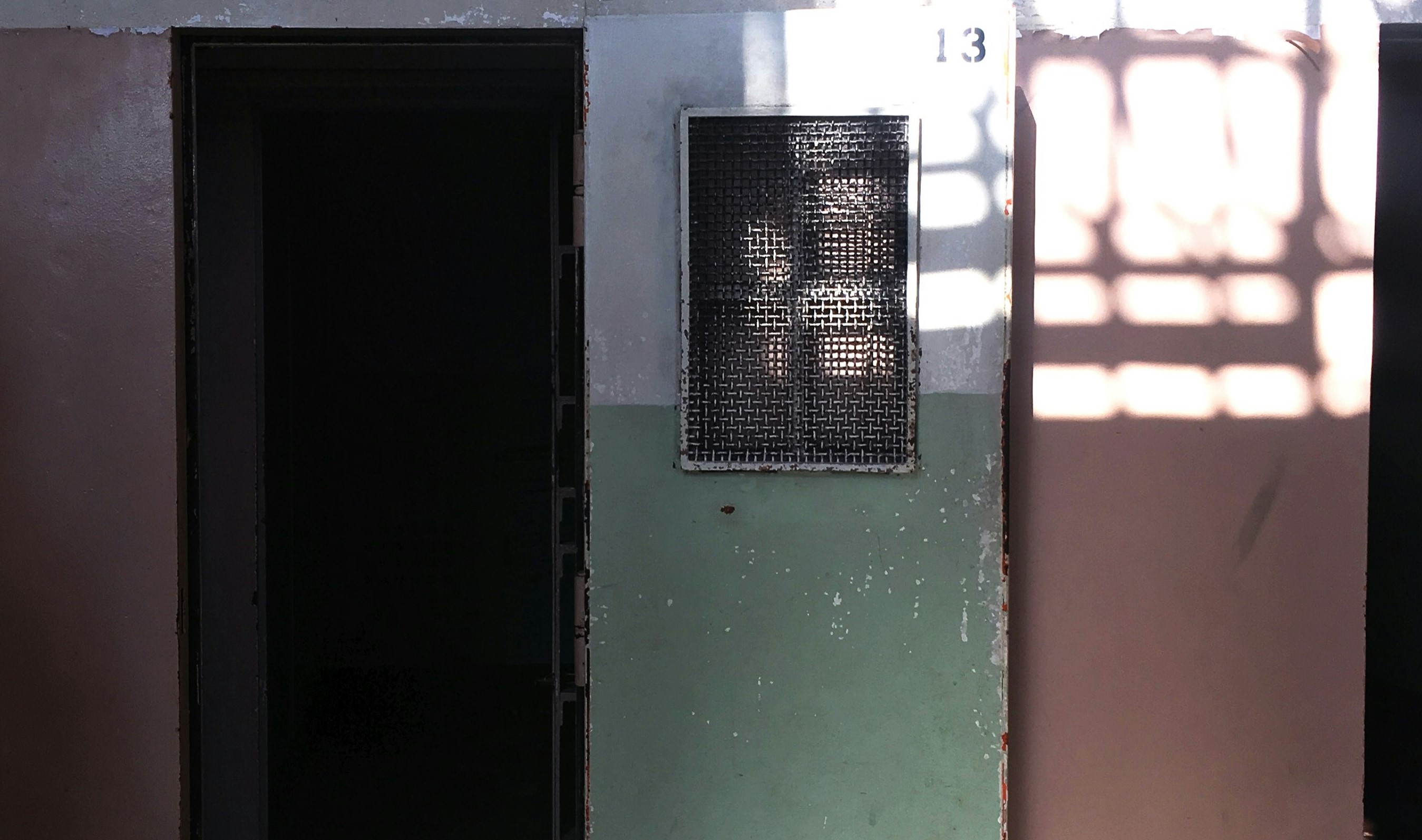 Înghesuiți în celule fără aer și lumină. Riscuri majore pentru sănătatea și bunăstarea deținuților la Penitenciarul 13 din Chișinău
