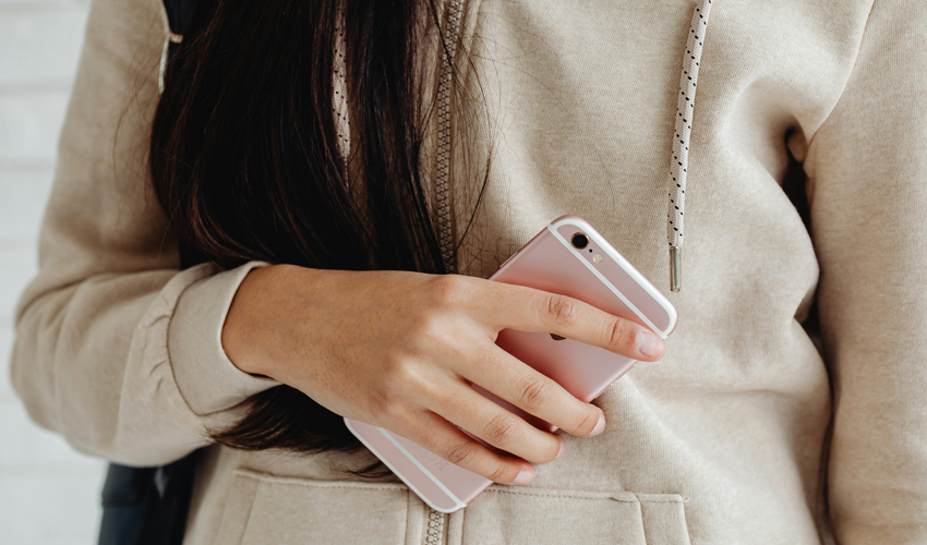 Ghid pentru părinți: ce ascund adolescenții sub denumiri precum „miau-miau”, „Calvin Klein” sau „vitamina K”. Emoji-urile care dau de gol drogurile