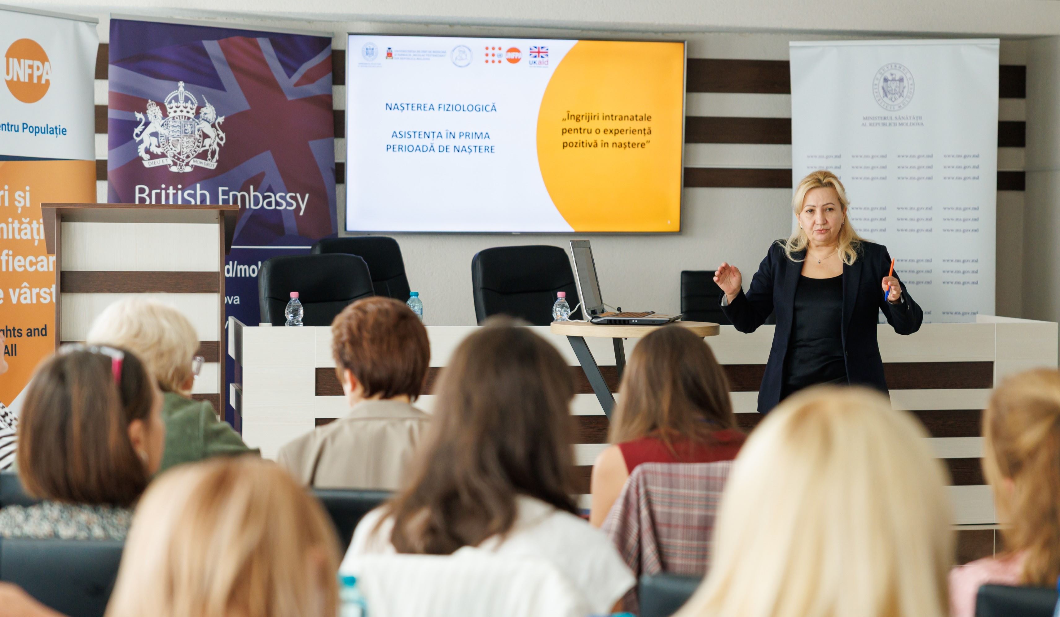 300 DE ZILE DE EXPERIENȚĂ POZITIVĂ. Medicii au fost instruiți să aplice noile protocoale pentru îngrijiri în sarcină, naștere și lăuzie