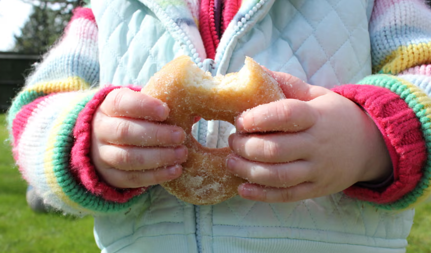 Milioane de copii din întreaga lume ar putea deveni obezi în următorii 15 ani. Experții cer taxe pe zahăr și restricții la publicitatea alimentelor nesănătoase