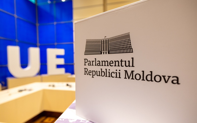  Parlamentul Republicii Moldova adoptă conceptul „fără fum de tutun" și condamnă marketingul industriei, îndreptat deliberat spre copii și adolescenți