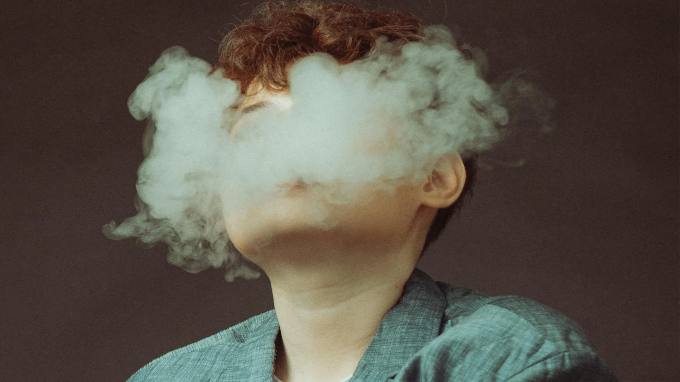 Confesiunea unui adolescent care fumează țigări electronice. „Aș vrea să renunț, fără să fiu presat, dar mi-e frică să vorbesc despre asta cu părinții”