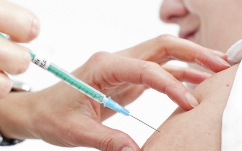 Informațiile false despre vaccinuri, lansate de fabricile de troli din Rusia 