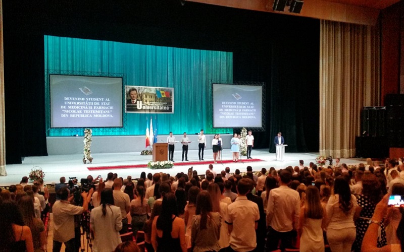 760 de viitori medici au jurat să se dedice medicinii. “Nu o să plec. Vreau să-mi salvez oamenii și țara”
