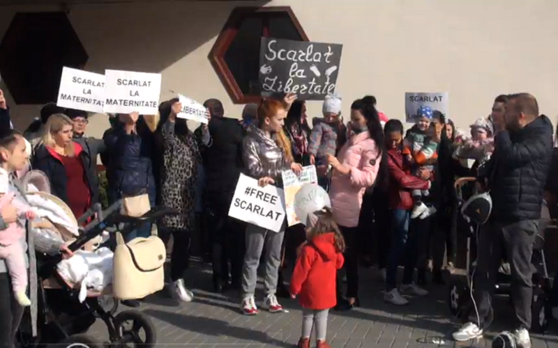 Medicul Vadim Scarlat, susținut de mămici în fața CNA. „Scarlat nu este criminal”