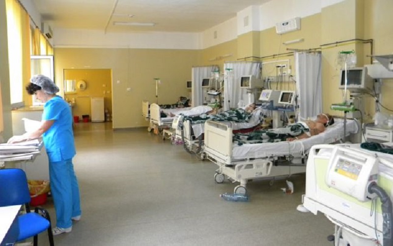 O asistentă medicală se zbate între viaţă şi moarte, pe un pat de spital, din cauza epuizării şi a stresului