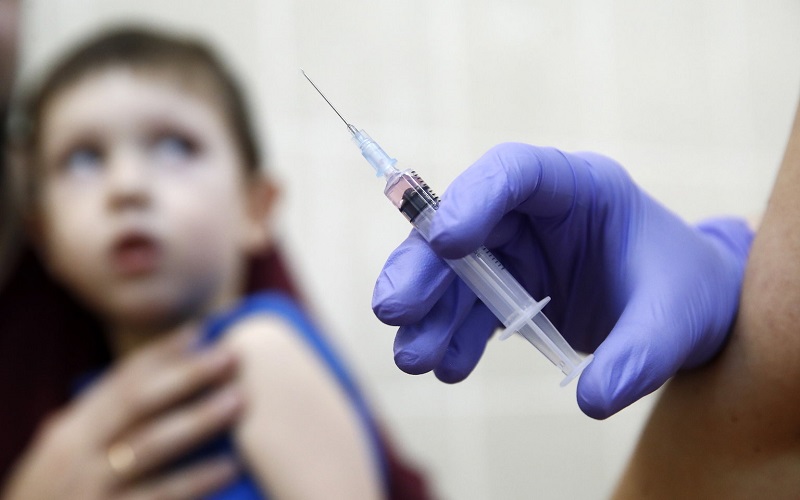 Trolli ruși răspândesc informații false despre vaccinuri 