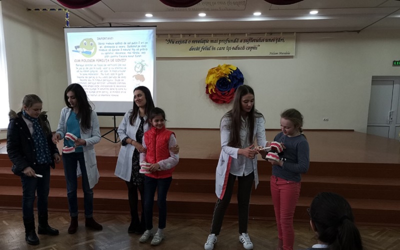 Într-o societate care nu-și învață copiii să-și spele dinții, studenții medici sunt salvarea: „Am aflat că dulciurile strică dinții. La doctor îți pune anestezie și asta costă”