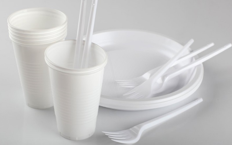 Tacâmurile, farfuriile și paiele din plastic vor fi interzise în Uniunea Europeană