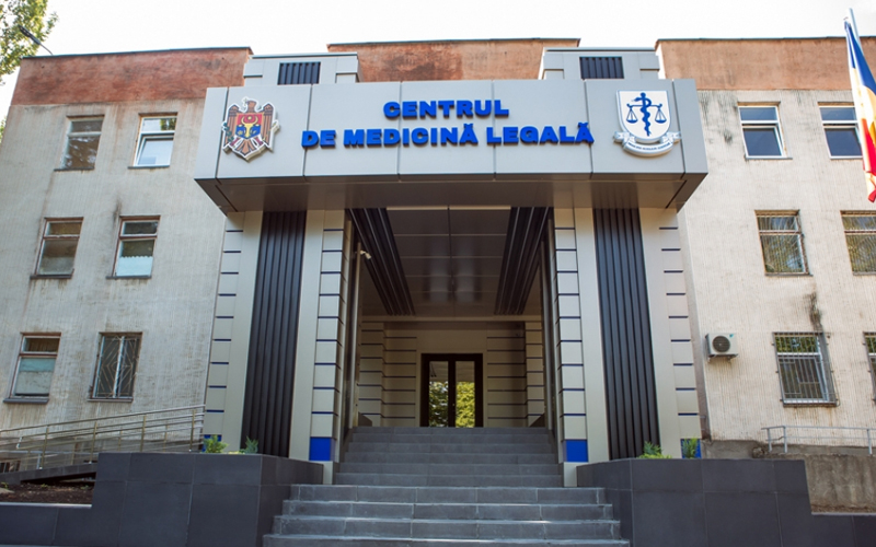 Zece medici legişti din Chişinău, suspectaţi de acte de corupţie, reţinuţi de procurorii anticorupţie şi CNA