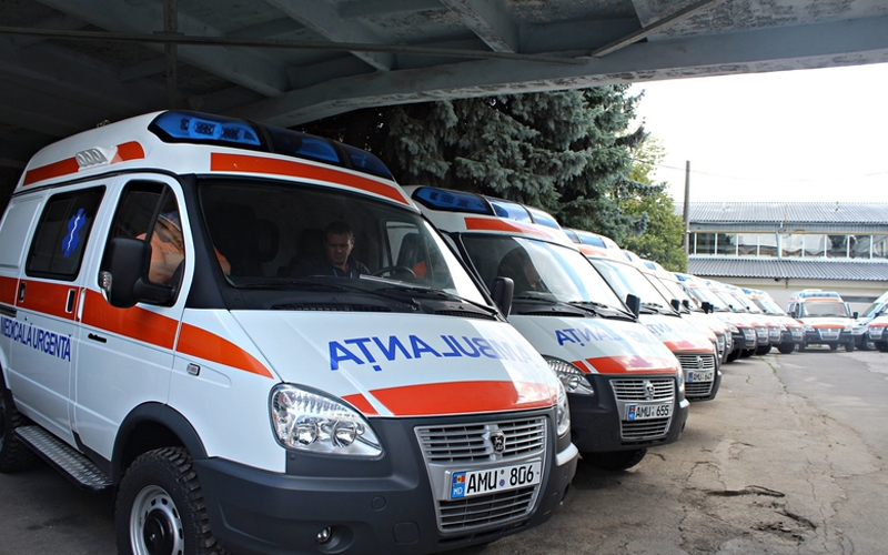 Dosare, neconformități și legături politice, în spatele achizițiilor de ambulanțe de la CNAMUP
