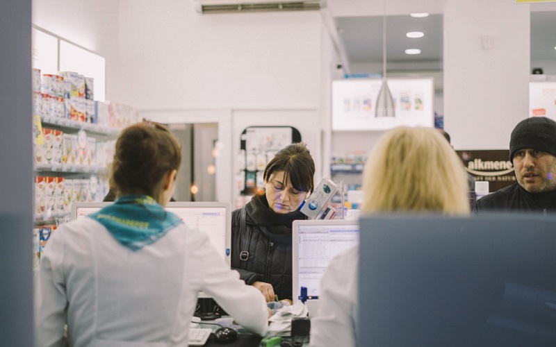 Pacienții cu COVID-19, care se tratează la domiciliu, plătesc din buzunar bani pentru medicamente. Experții cer revizuirea listei medicamentelor compensate