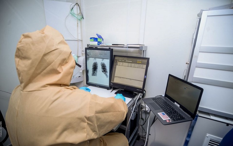 Peste 400 de cadre medicale și polițiști, infectați cu Covid-19, vor primi indemnizații unice de 16 mii de lei