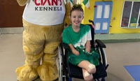  O fetiță de 12 ani „încă zâmbește” după ce și-a pierdut mâinile și picioarele. S-a adresat la spital cu febră, dar s-a întors acasă fără membre