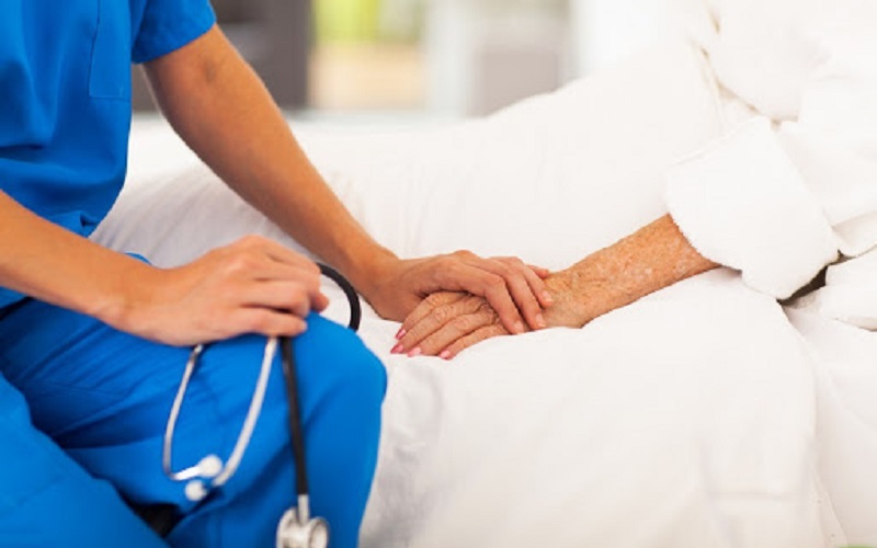 De ce pacienții în faze terminale au nevoie de îngrijiri paliative la domiciliu: „Niciodată nu poți să te obișnuiești cu suferința”