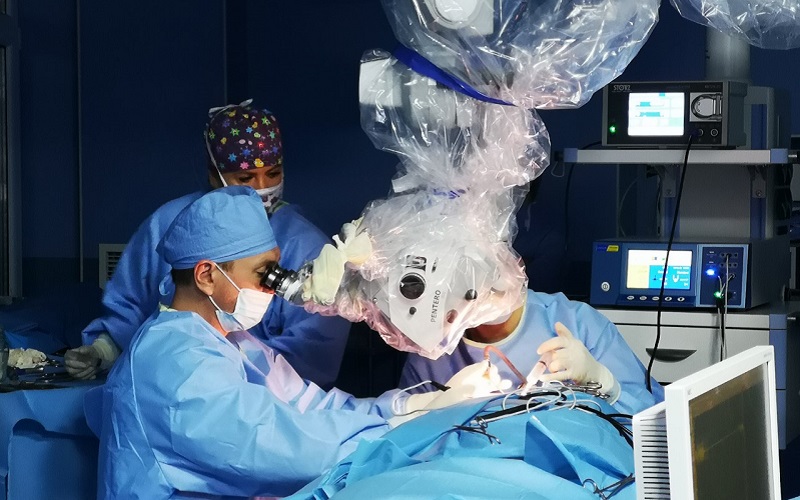 Un pacient cu tumoare situată pe creier, lângă ureche, a fost operat cu succes, într-o singură intervenție, de o echipă de chirurgi moldoveni și ucraineni