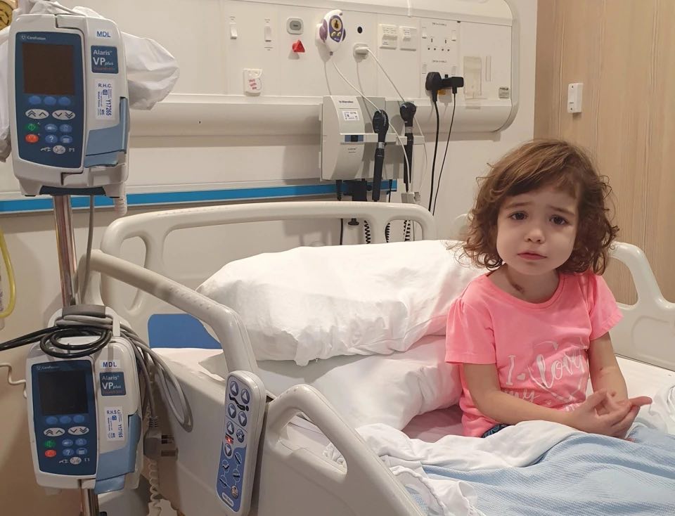 O fetiță de 3 ani se luptă cu cancerul, după ce zeci de medici i-au greșit diagnosticul 
