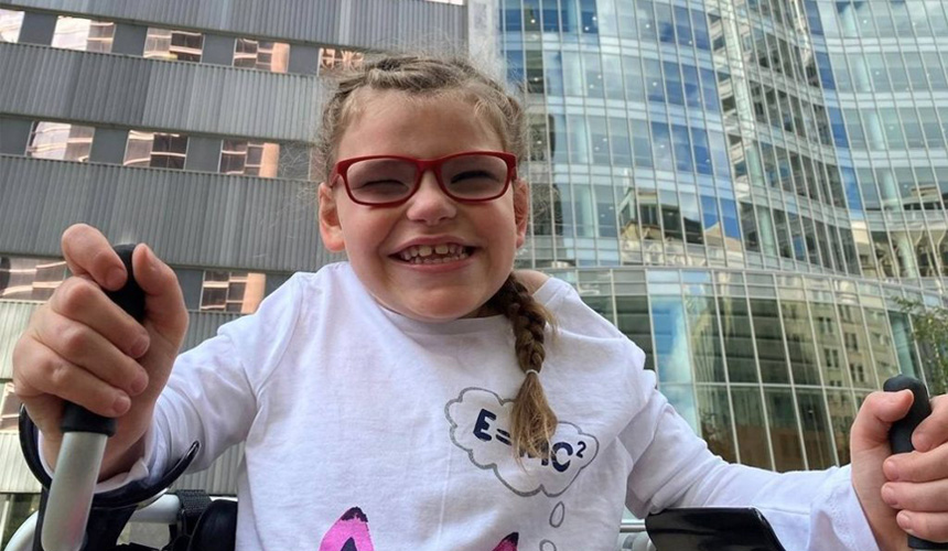 O fetiță de 9 ani, care suferă de o boală genetică rară a reușit să schimbe scaunul cu rotile pe un premergător, după ce a început să ia un medicament experimental 