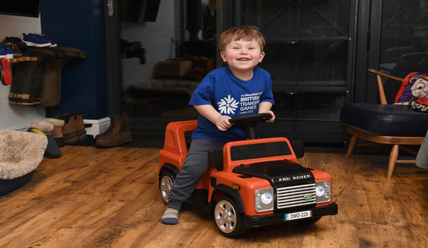 Un băiețel de 3 ani a învins cancerul, iar acum se bucură de o copilărie fericită