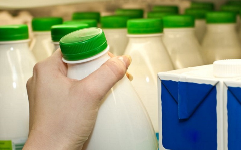 Cum deosebim laptele adevărat de cel „mort” și cum să citim corect componența produsului
