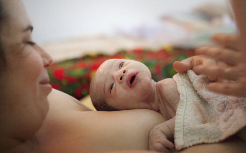 Gravidele, supuse unor intervenții medicale nejustificate la naștere. Noi recomandări de la OMS