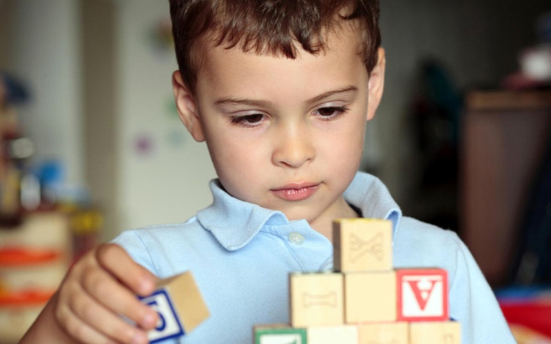 Țara unde părinții copiilor cu autism sunt lăsați să se descurce cum pot
