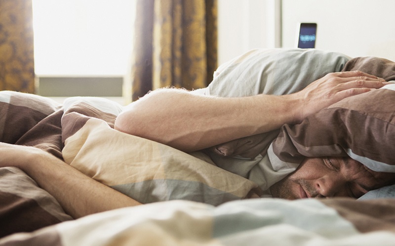 Chiar și o noapte nedormită poate crește riscul de Alzheimer în cazul bărbaților tineri