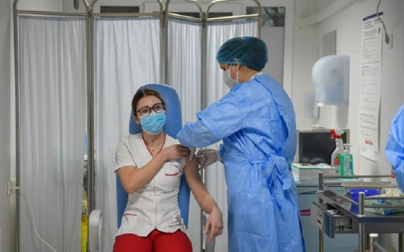 România: Aproape 1.000 de lucrători medicali din zece spitale au fost vaccinați împotriva COVID-19